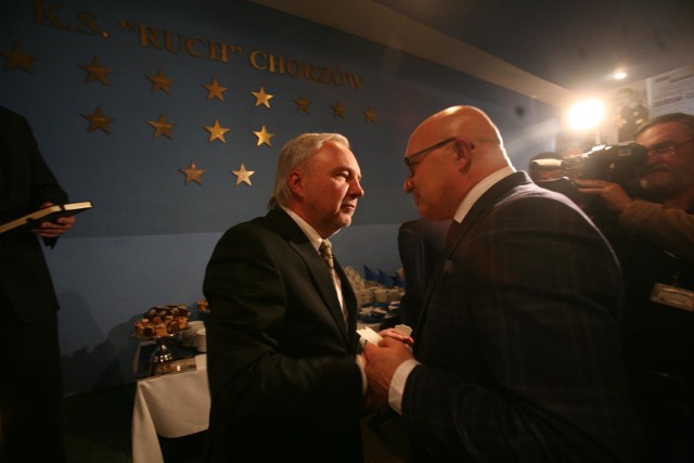 Prezes Ruchu Janusz Paterman i prezydent Chorzowa Andrzej Kotala podczas klubowej Wigilii.