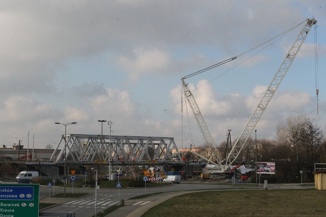 W rejonie przystanku Rzeszów Zachodni kolej przebudowuje także trzy mosty, po których pociągi jeżdżą nad aleją Wyzwolenia i potokiem Przyrwa.