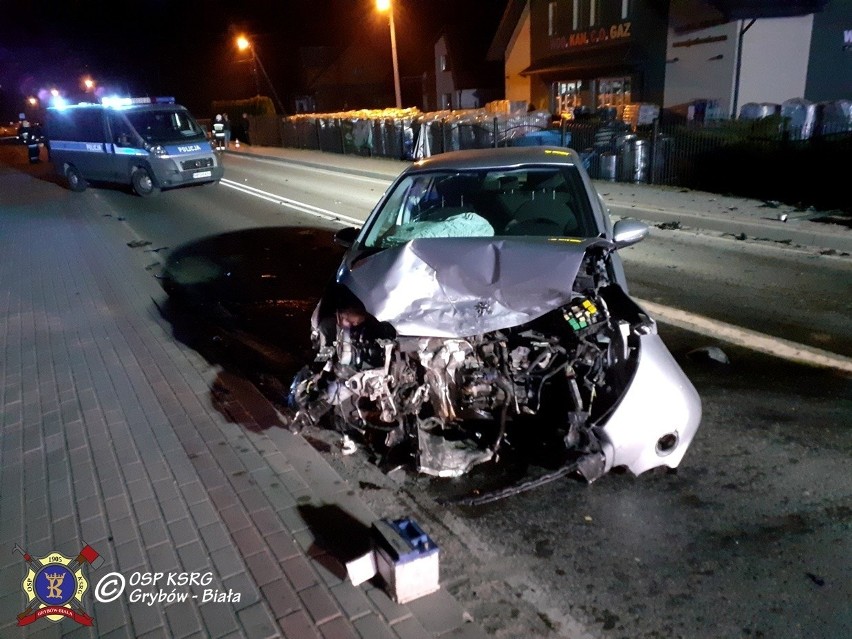 Grybów wypadek. Dwie osoby w szpitalu po zderzeniu audi i toyoty [ZDJĘCIA]