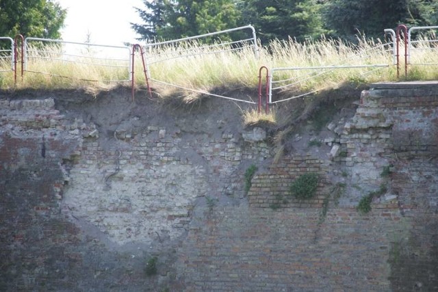 Cegły odpadły od bastionu na odcinku około 10 metrów.