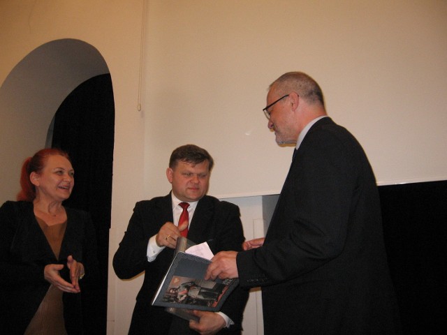 Wśród szczęśliwców znalazł się Piotr Kacprzak, któremu piękny album wręcza  senator Wojciech Skurkiewicz.