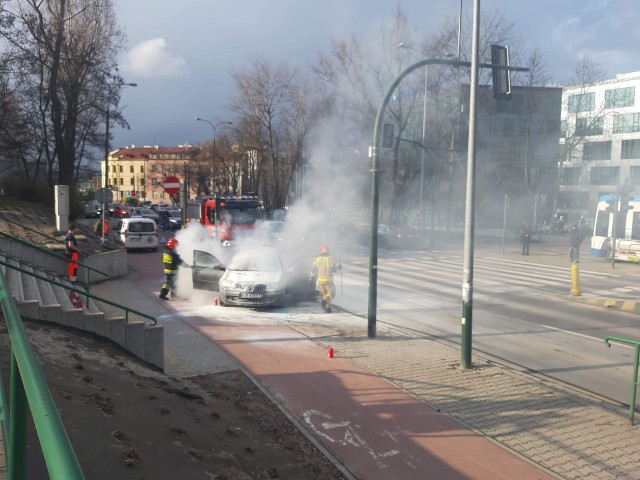 Pożar samochodu w Krakowie na ul. Wielickiej, przy Cmentarzu Podgorskim