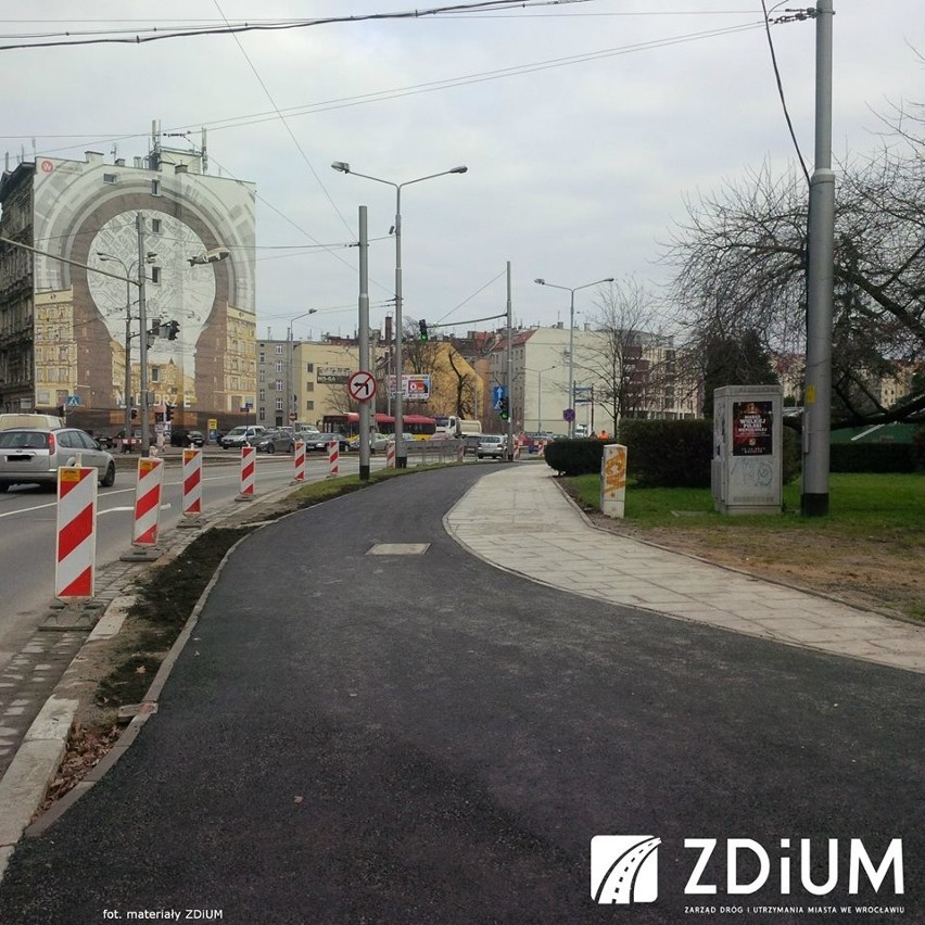 Budują nową drogę rowerową na ul. Drobnera [ZDJĘCIA]