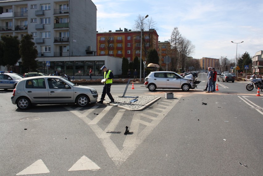 Wypadek pod OCK w Oświęcimiu. Na skrzyżowaniu zderzyły się renault i skoda. Jedna osoba trafiła do szpitala