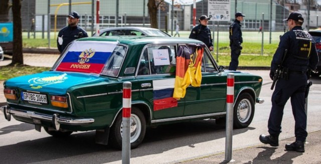 Przez Stuttgart, stolicę Badenii-Wirtembergii, przejechała długa kolumna samochodów z flagami Rosji i Związku Sowieckiego.