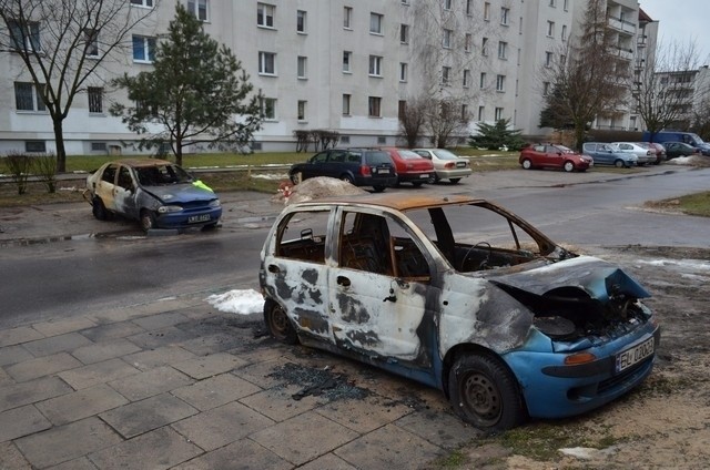 Wraki spalonych aut na ul. Studzińskiego.