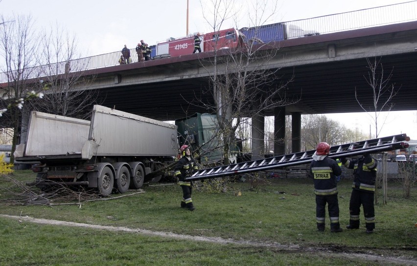 Ciężarówka spadła z Estakady Kwiatkowskiego w Gdyni [WIDEO, ZDJĘCIA]
