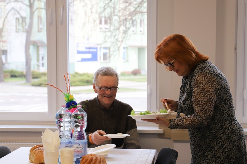 Spotkanie wielkanocne w Ostrołęce. Prezydent miasta zaprosił do Centrum Aktywności Seniorów. 9.04.2023. Zdjęcia
