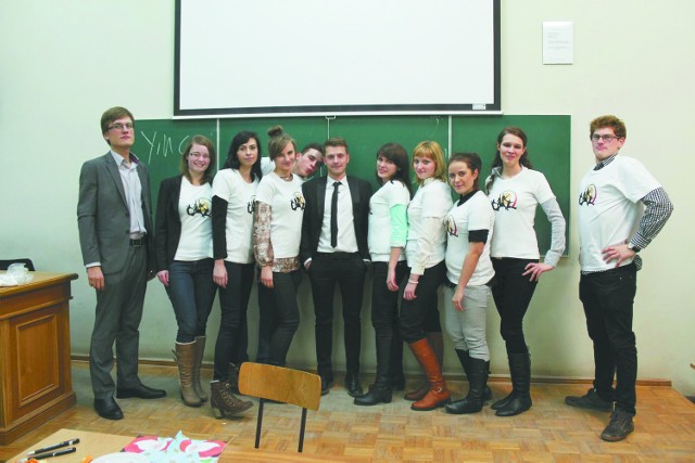 Warto poszerzać horyzontyStudenckie Koło Przedsiębiorczości na UwB: Robert Parzonko, Anna Siemieniuk(vice przewodnicząca), Agnieszka Grajewska, Paulina Łapińska, Szymon Wanaks, Piotr Pawłusz (przedwodniczący), Mariola Zabielska, Ewelina Puchalska, Kinga Borchert, Joanna Moczulska,  Maciej Bagiński.