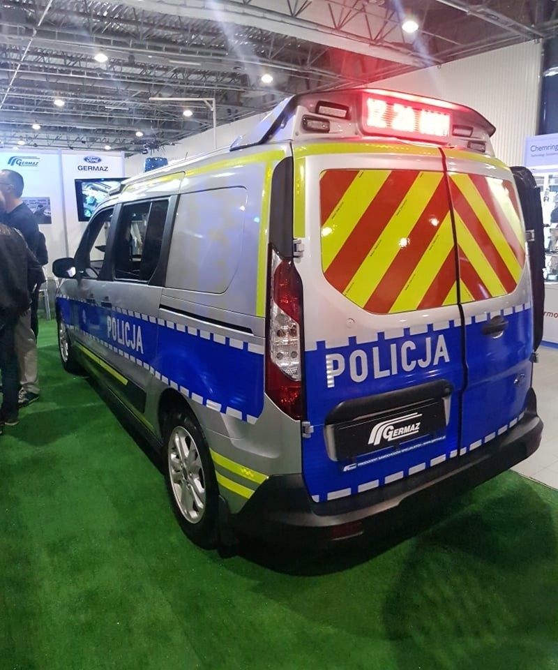 Policyjne radiowozy prezentowane są na Targach Europoltech w...
