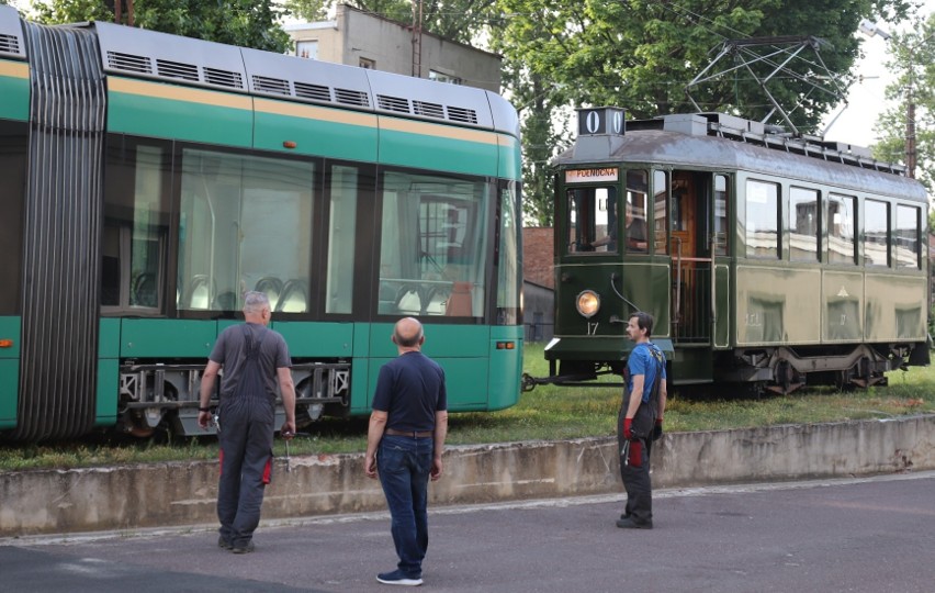 Tramwaje z Helsinek dotarły do Łodzi 7 lipca o godz. 5 rano....