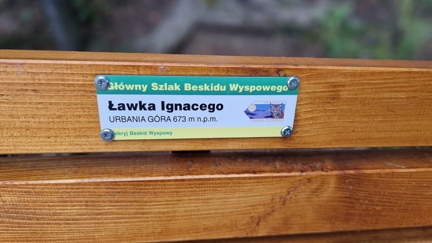 Kolejne ławki montują na szlakach Beskidu Wyspowego. W tym roku powstanie około 20 miejsc, gdzie turyści będą mogli wygodnie odpocząć