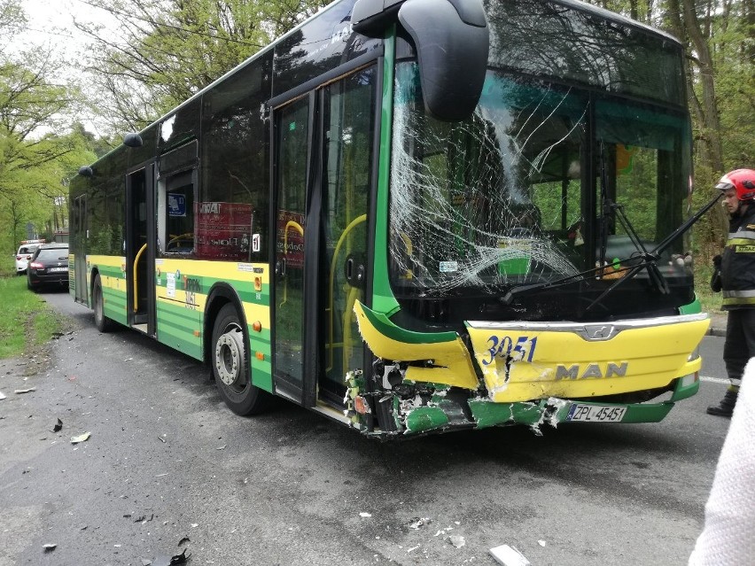 Wypadek w Pilchowie. Autobus kontra osobówka. Było groźnie [zdjęcia]