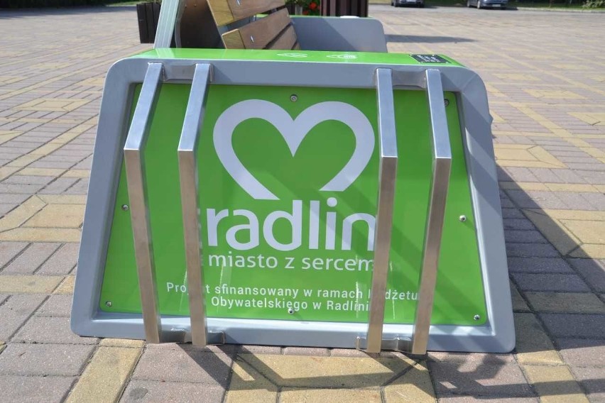 Eko-ławka znajduje się na Placu Radlińskich Olimpijczyków