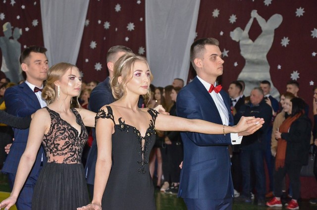 Uczniowie z Centrum Kształcenia Zawodowego i Ustawicznego w Pionkach najpierw w sali szkolnej w obecności wszystkich gości zatańczyli poloneza, a później udali się na zabawę taneczną do domu weselnego "Castello".
