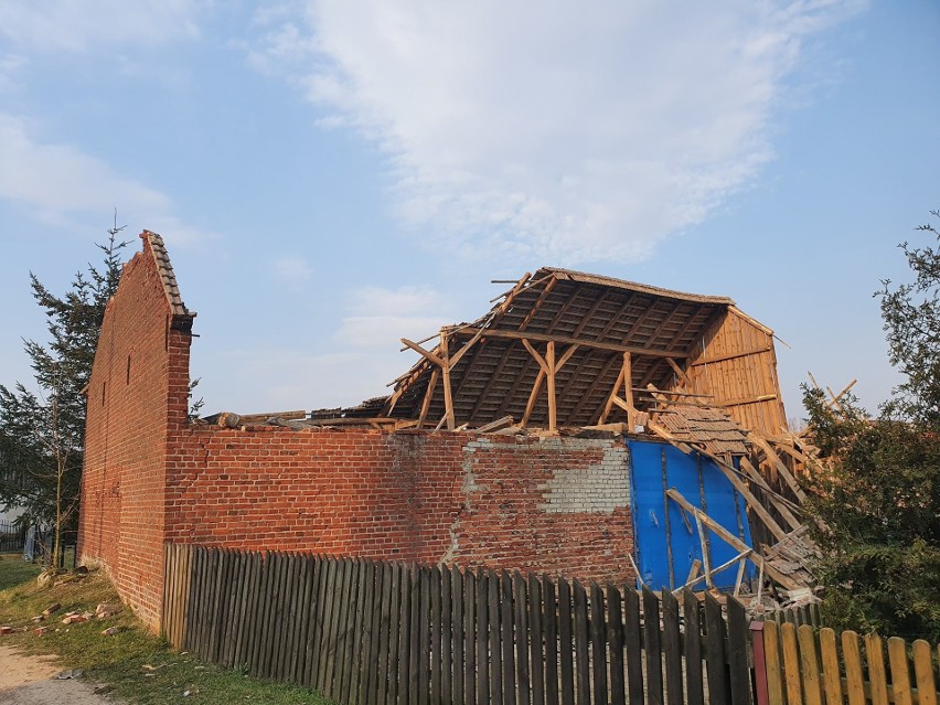 Zawalił się dach stodoły w miejscowości koło Czaplinka [zdjęcia]