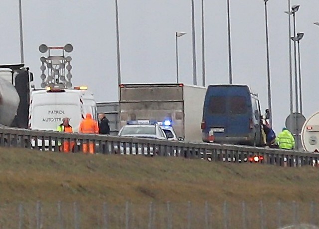 Gigantyczny korek na autostradzie po zderzeniu dwóch ciężarówek