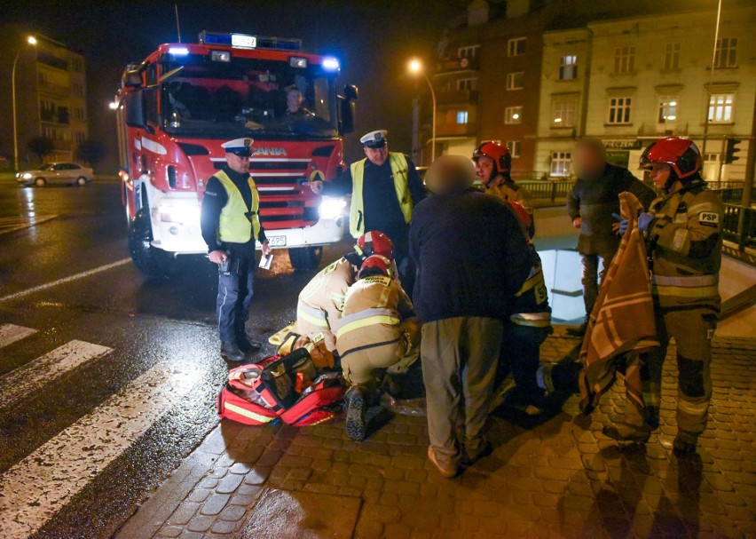 Wypadek w Przemyślu. Kobieta potrącona na przejściu. Piesza doznała poważnego urazu nogi. Kierowcy zatrzymano prawo jazdy [ZDJĘCIA]