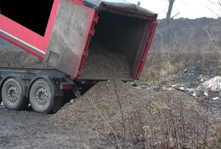 Kierowca TIR-a wysypywał w Bytomiu odpady z Niemiec