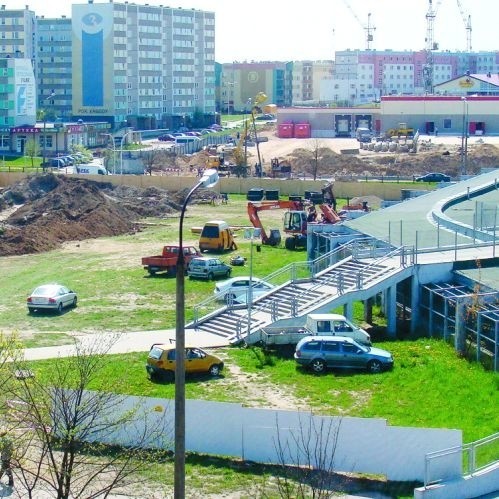 Koparki poszły już w ruch, a zaciekawieni przechodnie zastanawiają się, co też powstanie na tyłach Galerii Stokrotka. Jak się okazuje, będzie to kolejna galeria tego samego inwestora.