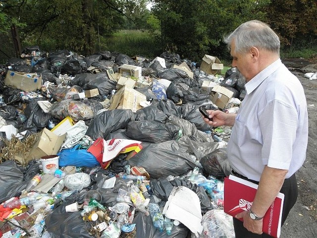 Andrzej Kieraj poinformował o znalezisku Straż Miejską. Dyżurny zapewnił go, że municypalni zajmą się tą sprawą.