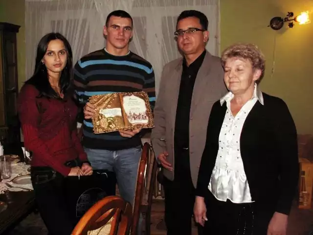 Od prawej: Wiesława Słowik, sekretarz gminy Iwaniska, Marek Staniek, wójt Iwanisk, Mateusz Masternak, bokser wraz ze swoją dziewczyną.