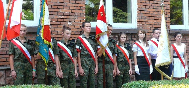 Kazimierskie obchody 69. rocznicy powstania Rzeczpospolitej Partyzanckiej miały bogatą oprawę. Wartę honorową zaciągnęły poczty sztandarowe, w tym młodzi mundurowi z Odonowa.