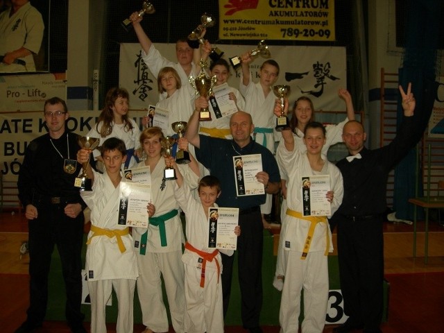 Reprezentacja Ostrołęckiego Klubu Karate Kyokushin drużynowo wywalczyła trzecie miejsce.