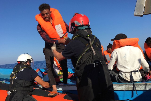 Trwa dramat imigrantów z Afryki Północnej, głównie z Tunezji. Na włoskiej wyspie Lampedusa liczba uciekinierów przekroczyła tysiąc osób