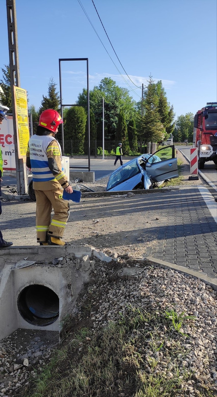 Włoszczowice. Wypadek o świcie. Auto wypadło z drogi i uderzyło w przepust. Zobacz zdjęcia