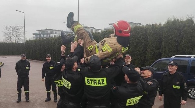 Tak koledzy z Komendy Powiatowej Straży Pożarnej w Busku-Zdroju żegnali aspiranta sztabowego Roberta Walaska, który przeszedł na emeryturę.
