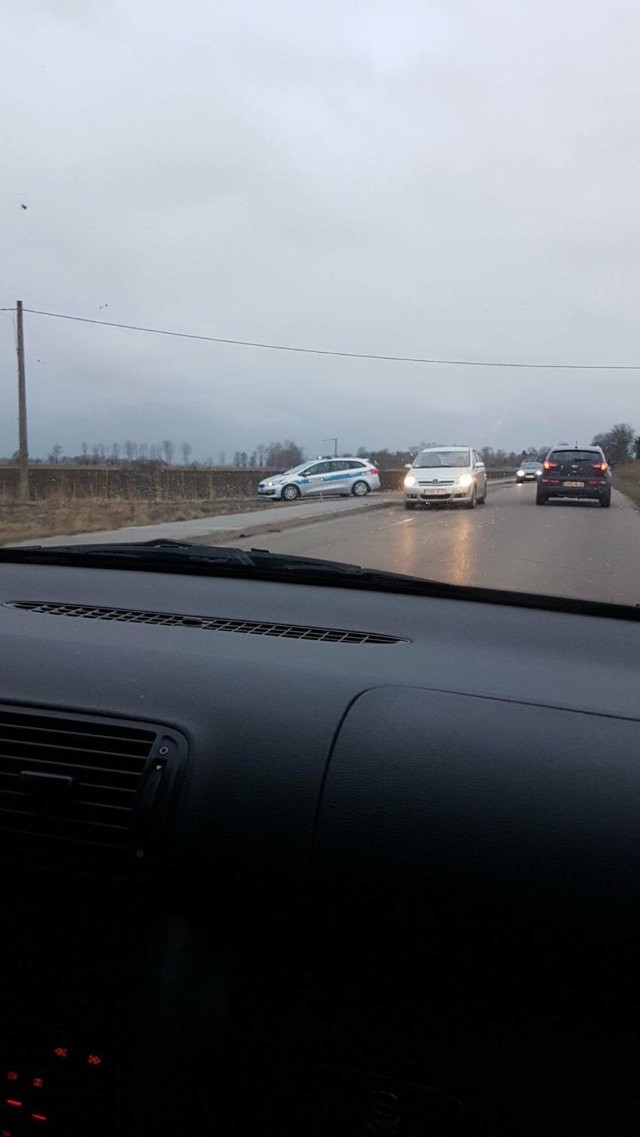 Akcja ratunkowa w miejscowości Orłowo. Wychłodzony mężczyzna, którego wyciągnięto z rowu melioracyjnego, trafił do szpitala.