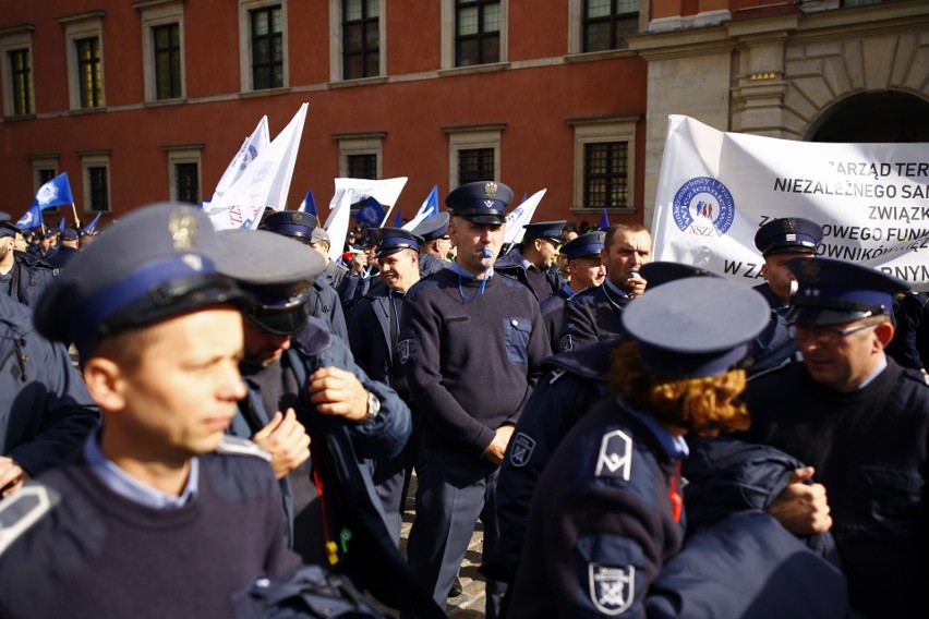 Protest policjantów w Warszawie. Mundurowi domagają się...