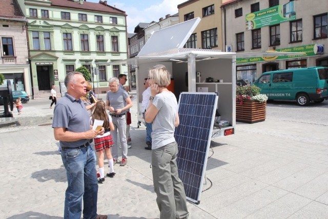 Działacze Towarzystwa na rzecz Ziemi przeprowadzili wielką kampanię przeciwko budowie elektrowni. M.in. na Rynku w Oświęcimiu przekonywali mieszkańców, że budowa pogorszy i tak już złe powietrze