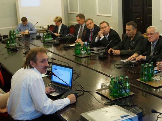 Krzysztof Nałęcz, redaktor naczelny "Głosu Pomorza&#8221; (pierwszy z lewej), prezentuje parlamentarzystom szczegóły akcji poparcia budowy trasy S6. 