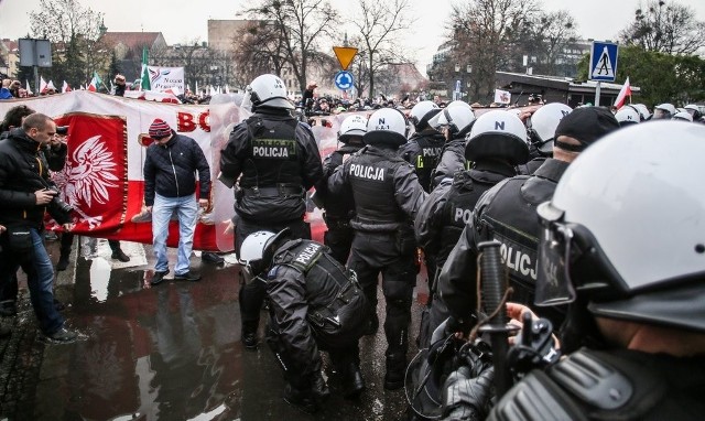 Kilkaset osób nielegalnie przeniosło manifestację pod fontannę Neptuna. Tam policja utworzyła kordon, by uniemożliwić pseudokibicom pójście dalej