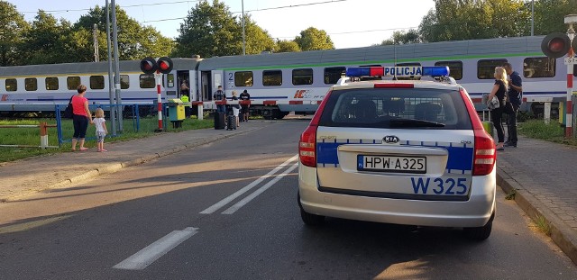 W wyniku zerwania trakcji pociąg pospieszny blokuje przejazd na ul. Świdwińskiej w Białogardzie. Utrudnienia mogą potrwać kilka godzin. Zalecany jest objazd przez ul. Fabryczną. 