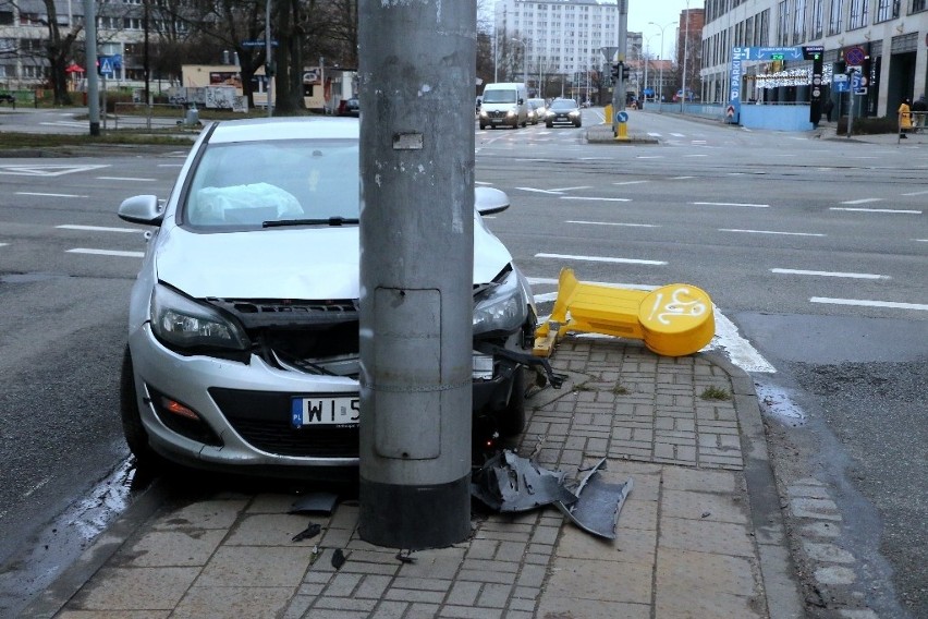 Wypadek nieoznakowanego radiowozu w centrum Wrocławia. Ktoś zajechał policjantom drogę? [ZDJĘCIA]