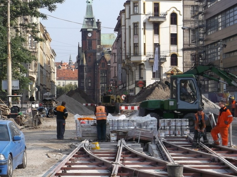 Wrocław: Na Krupniczej układają torowisko, ale do końca remontu daleko (ZDJĘCIA)