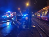 Wypadek na Kościuszki w Katowicach. Samochód osobowy uderzył w słup trakcyjny