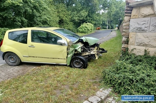 Przykro rozpoczęły się wakacje dla trojga młodych ludzi. 20-letni mieszkaniec Polkowic, kierując samochodem osobowym w Krzeczynie Wielkim, stracił panowanie nad autem i uderzył w mur posesji znajdującej się za chodnikiem.
