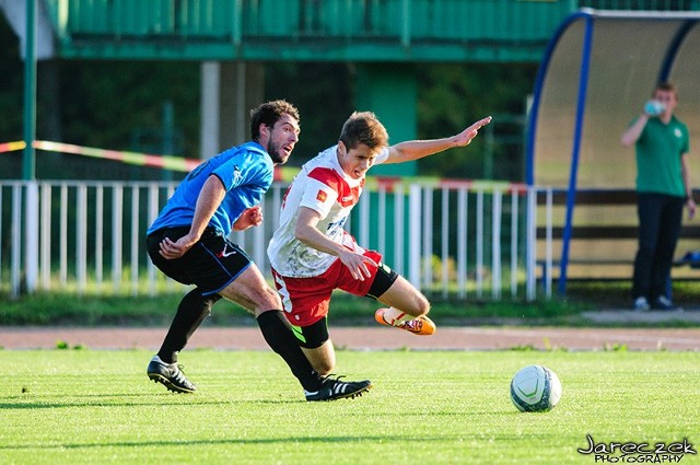 Łódzki Klub Sportowy w ligowym debiucie nowego trenera zremisował z Wartą Sieradz, ratując punkt dzięki rzutowi karnemu.