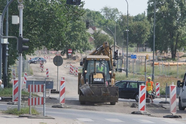Latem miasto nieco pustoszeje, ale to nie oznacza, że łatwiej się jeździ poznańskimi ulicami. Kierowcy jednak muszą bacznie się rozglądać i zwracać uwagę na oznakowanie, bo roboty drogowe powodują częste zmiany w organizacji ruchu.  Kolejne nastąpiły w ten weekend, dlatego kierowcy powinni zachować szczególną ostrożność w rejonie prowadzonych robót i zwracać uwagę na znaki.Czytaj dalej --->