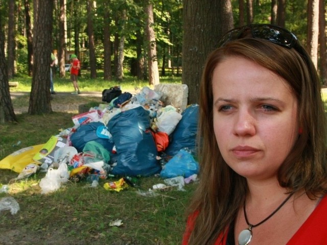 - To skandal, że nikt nie uprzątnął tych śmieci. Nasz trud poszedł na marne - żali się Agnieszka Brończyk z Międzyrzecza.