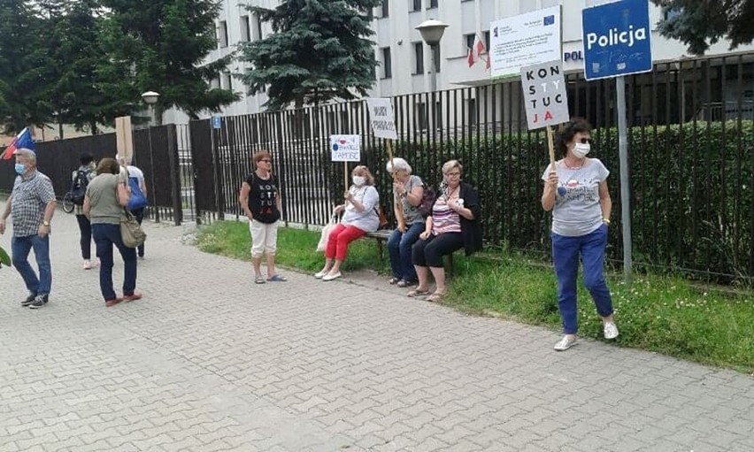 Uczcili święto 3 maja. Po ponad miesiącu przyszło wezwanie na policję. Trwa protest pod komendą w Zamościu. Zobacz