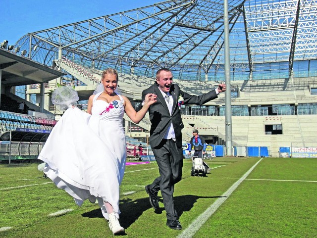 Ania i Łukasz wzięli ślub na stadionie swojego ukochanego klubu - Górnika Zabrze.Takich nietypowych ceremonii, jeżeli tylko zmienią się przepisy, będzie niebawem coraz więcej