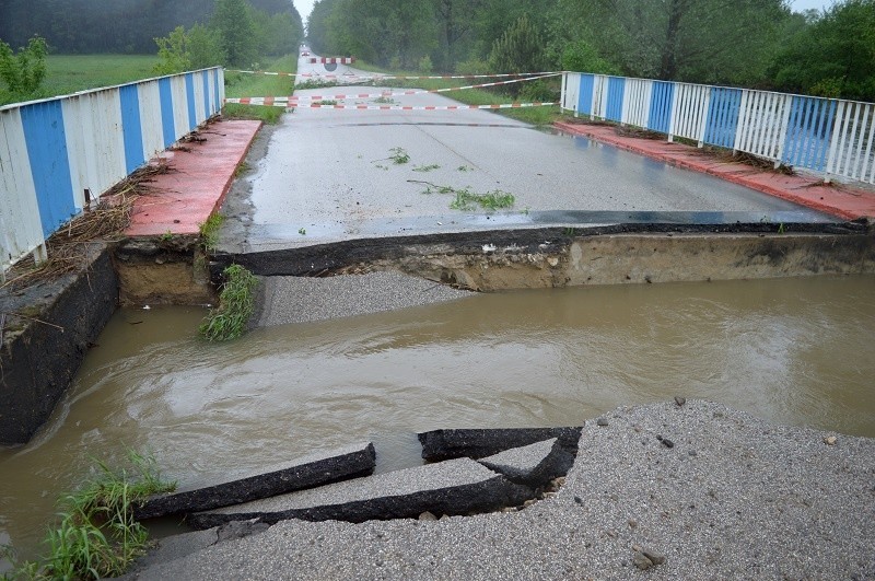 Milionowe straty w powiecie staszowskim po ulewnych deszczach. Naprawa infrastruktury drogowej będzie kosztować ponad 20 milionów?