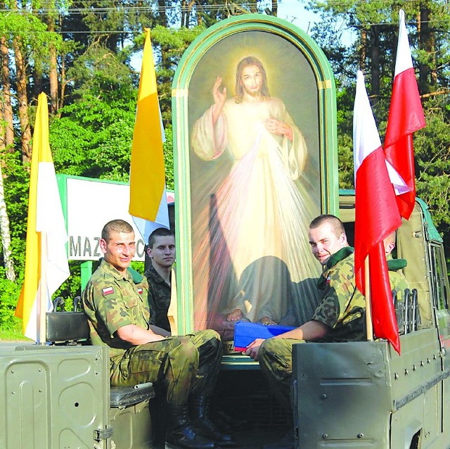 Obraz i relikwie wjechały do Ostrowi z wojskową asystą w długiej kolumnie pojazdów 