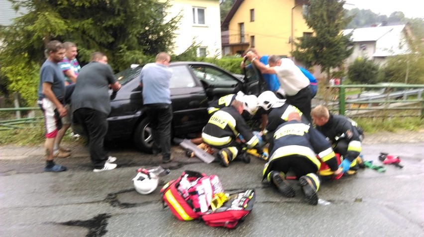 Wypadek w Żabnicy: samochód uderzył w barierkę, musiał...