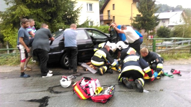 Wypadek w Żabnicy: samochód uderzył w barierkę, musiał zostać wyciągnięty za pomocą żurawia